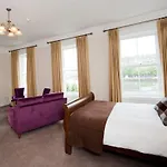 Long Quay House 4*