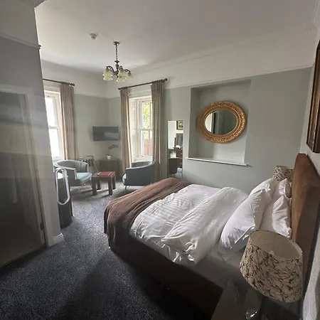 Long Quay House 4*