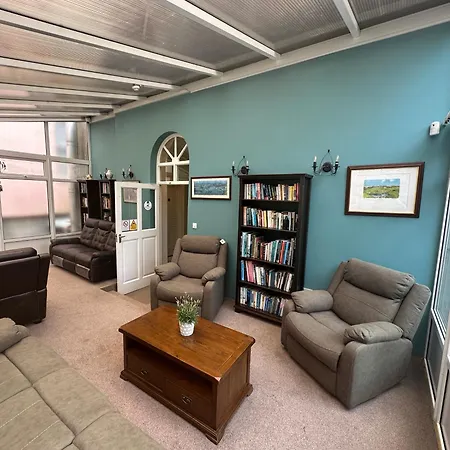 Long Quay House 4*