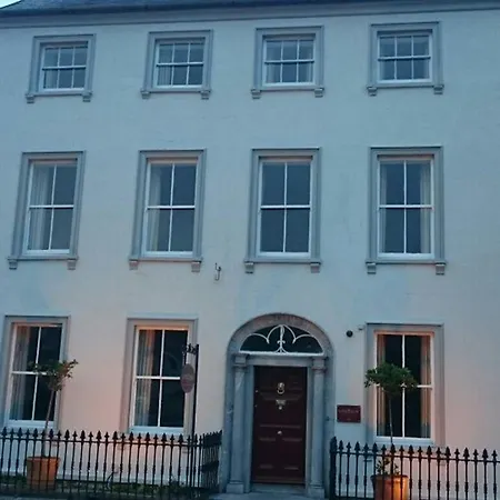 Long Quay House 4*
