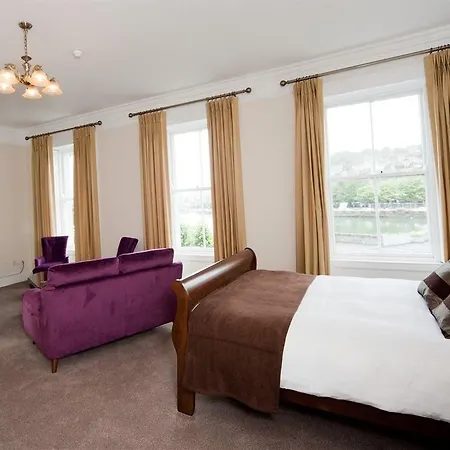 Long Quay House 4*