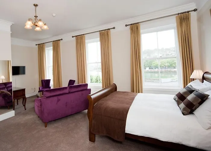 Long Quay House 4*